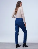 Jegging de algodón elastizado color negro, con pretina ancha elastizada, bolsillos delanteros simulados y bolsillos traseros aplicados.