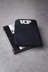 Calzoncillo bóxer negro con cintura elástica ancha con logo VCP en blanco.