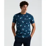 Remera de hombre azul con estampado floral en blanco y celeste, de corte clásico y manga corta.