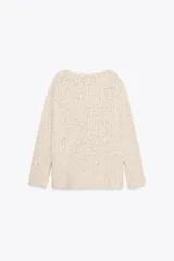 Sweater color crema de tejido de punto grueso, con cuello redondo amplio y mangas largas.