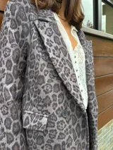 Tapado largo con estampado animal print en tonos grises.