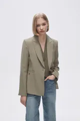 Blazer color crudo de rayon, entallado, con cuello solapa y cierre con un botón.