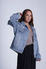 Campera de jean celeste con tachas de estrellas plateadas en la parte superior.