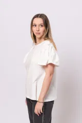 Blusa blanca de algodón con mangas cortas abullonadas.