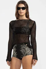 Sweater negro de tejido calado con cuello bote y mangas largas.