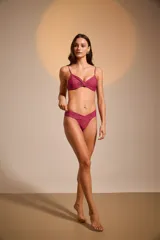 Bombacha de bikini tipo vedetina con estampado abstracto en tonos naranja y azul.