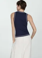 Top azul marino de punto fino, con cuello redondo, sin mangas y ribete blanco en cuello, sisas y ruedo.
