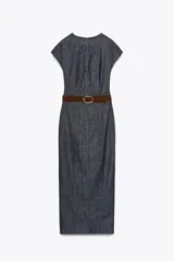 Vestido midi de denim azul, con cuello redondo, manga corta y cinturón marrón.
