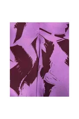 Pantalón de corte recto color rosa con estampado floral abstracto en tonos borgoña.