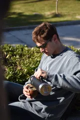 Buzo azul con efecto lavado, cuello redondo y logo bordado en el pecho.