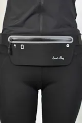 Riñonera deportiva con estampado de camuflaje en tonos verde, marrón y gris.