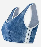 Top de jean azul con breteles anchos, escote en U, pinzas delanteras y cierre por botones en la espalda. Tiene rayas dobles blancas en los lados y los bordes.