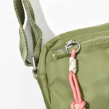 Bandolera verde con correa larga regulable, cierre superior y bolsillo frontal con cierre.