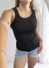 Musculosa negra de algodón con breteles anchos y corte ajustado.