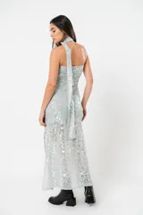 Vestido midi plateado de tul foil con forro, strapless con lazo en el cuello y tajos laterales.