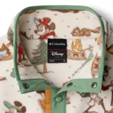 Buzo polar Columbia con estampado de Mickey Mouse y sus amigos en un entorno de campamento. Tiene cuello alto con botones a presión, bolsillo con cremallera en el pecho y puños elásticos.