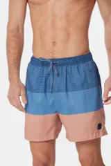 Short de baño clásico con cintura elástica y cordón regulable, con dos bolsillos laterales y suspensor de malla fina. Diseño a rayas horizontales en tonos de azul y rosa.