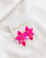 Aros colgantes con forma de flor fucsia, hechos de acrílico y con detalles dorados.