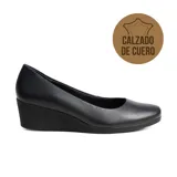 Zapato de cuero negro con taco corrido, punta redonda y diseño liso. Incorpora tecnología antibacteriana y plantilla anatómica para mayor confort.
