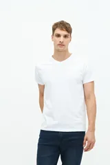 Remera blanca de manga corta con cuello en V, corte regular y logo bordado.