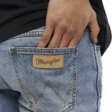 Jean Wrangler Larston de hombre, corte slim fit, color celeste claro con efecto lavado.