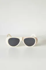 Lentes de sol con montura de acetato color crema y lentes oscuros con protección UV400.