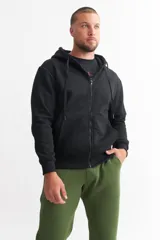Campera negra con capucha, cierre frontal y bolsillos tipo canguro.