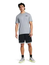 Short deportivo Under Armour negro con logo blanco en la pierna izquierda y doble línea blanca en el ruedo.