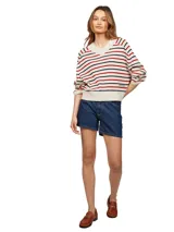 Sweater de punto color crema con rayas horizontales rojas y azul marino. Tiene cuello en V, mangas largas y logo de Tommy Hilfiger bordado en el pecho.