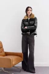 Campera puffer corta negra de nylon con relleno, canesú en símil gamuza, cuello de piel sintética color marrón y elástico interno en el ruedo.