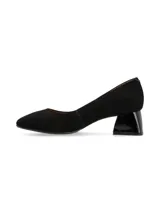 Zapato de cuero negro con estampado reptil, punta cuadrada y tacón intermedio forrado.