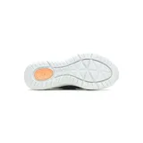 Zapatilla urbana de mujer color gris oscuro, con cordones elásticos cruzados, suela blanca y detalles en verde flúor.