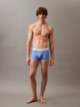 Pack de tres bóxers Calvin Klein de corte low rise, en colores negro, celeste y blanco. Confeccionados en tejido modal elástico suave y malla perforada. Cintura elástica blanca con logo repetitivo de la marca.