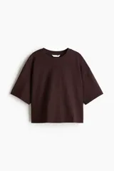 Remera marrón de corte cuadrado, cuello redondo y mangas cortas amplias.