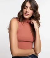 Blusa sin mangas color ladrillo, de viscosa con textura acanalada y cuello alto.