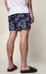 Short de baño negro con estampado de dragones y símbolos de yin yang en tonos rosa, celeste y verde.