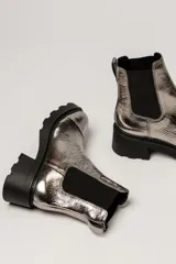 Bota Chelsea de cuero color marrón con elástico lateral negro, suela track y taco cuadrado.