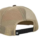 Gorro estilo trucker de color gris oscuro, con paneles traseros de malla negra. Presenta un parche frontal rectangular con un diseño de olas en tonos turquesa, blanco y gris, y el logo "HURLEY" en la parte inferior. Tiene visera plana y cordón decorativo en la unión de la visera y el cuerpo.