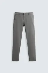 Pantalón chino skinny fit color gris, confeccionado en tejido con mezcla de algodón y elasticidad. Cuenta con bolsillos frontales y traseros de vivo, cierre frontal con cremallera y botón.