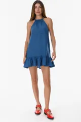 Vestido corto color beige, con escote halter, corte suelto y falda con volados.