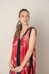 Vestido largo rojo con estampado floral, escote en V y vivos negros.