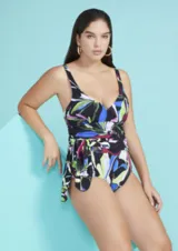 Malla enteriza color azul con diseño floral, tirantes anchos y falda suave.