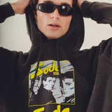 Canguro negro con capucha, de corte oversize, con estampa frontal de Soda Stereo.
