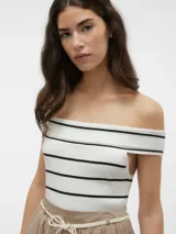 Top de punto blanco con rayas horizontales negras, escote off-shoulder y sin mangas.
