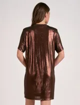 Vestido corto de manga corta, color negro con brillo metálico, confeccionado en lurex. Presenta un detalle de nudo o frunce en la parte delantera inferior.
