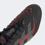 Championes de fútbol Adidas Predator League, color negro con detalles en gris y rojo.