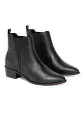 Botín negro de cuero liso, con elásticos laterales, taco recto de 4 cm y suela de goma antideslizante.