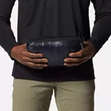 Campera negra con capucha, rellena de plumón de 650 cuins, con cierre frontal completo y bolsillos laterales con cierre.