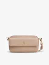 Bandolera Tommy Hilfiger color beige con correa ajustable y removible, compartimento principal con cierre de cremallera y logo monograma TH en la parte delantera.