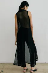 Chaleco largo de red color negro con botones frontales y cuello tipo camisa.